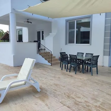 فندق Serenity With Private Pool And Large Garden. *