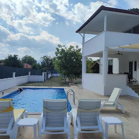 Serenity With Private Pool And Large Garden. Hotel